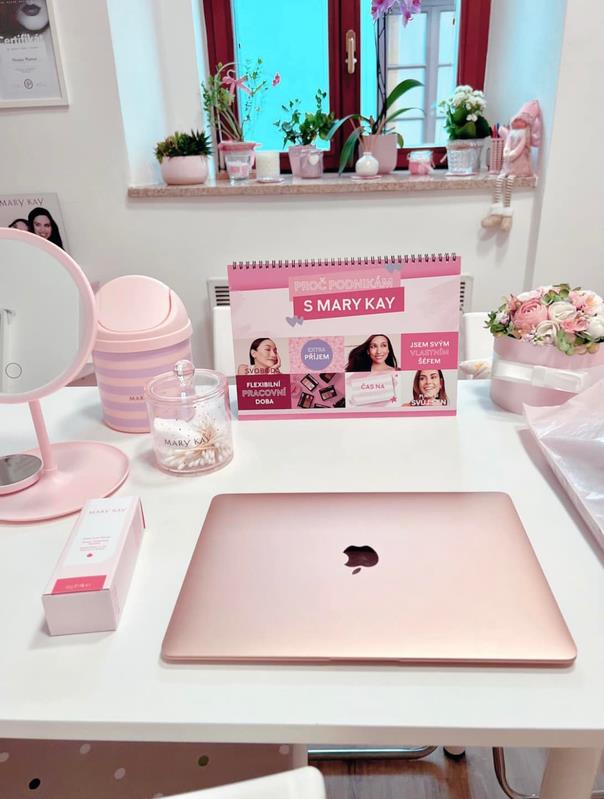 Pracovní stůl s produkty Mary Kay