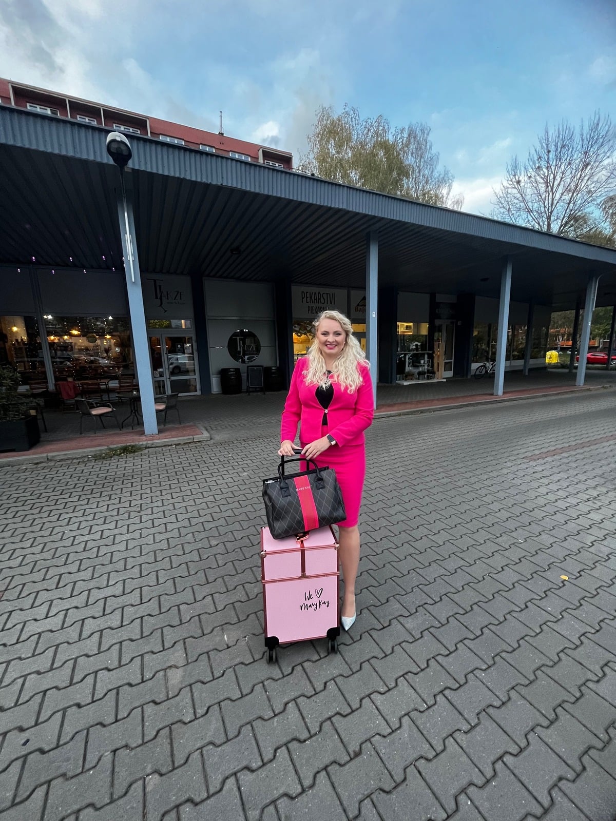 Kristýna Marková s Mary Kay kufříkem