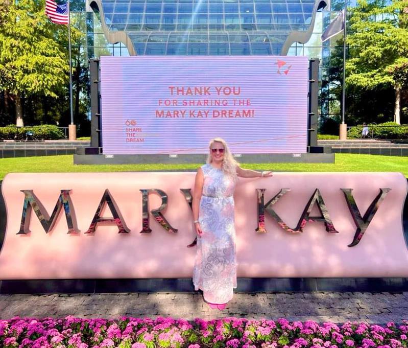 Kristýna u centrály Mary Kay v Dallasu