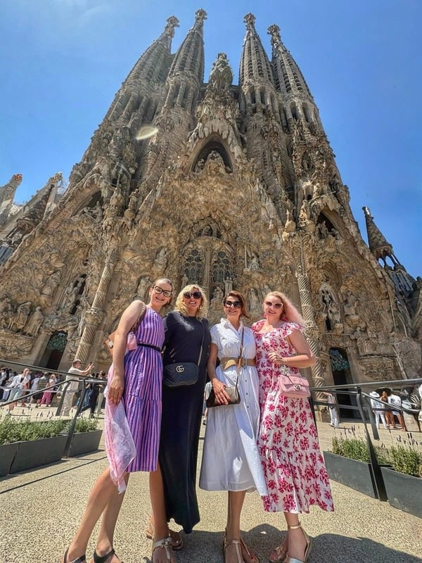 Kristýna s týmem u Sagrada Familia v Barceloně