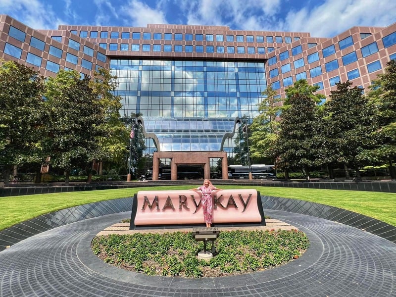 Kristýna u centrály Mary Kay v Dallasu