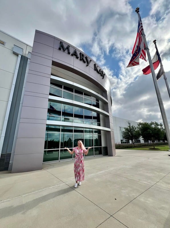 Kristýna před centrálou Mary Kay v Dallasu